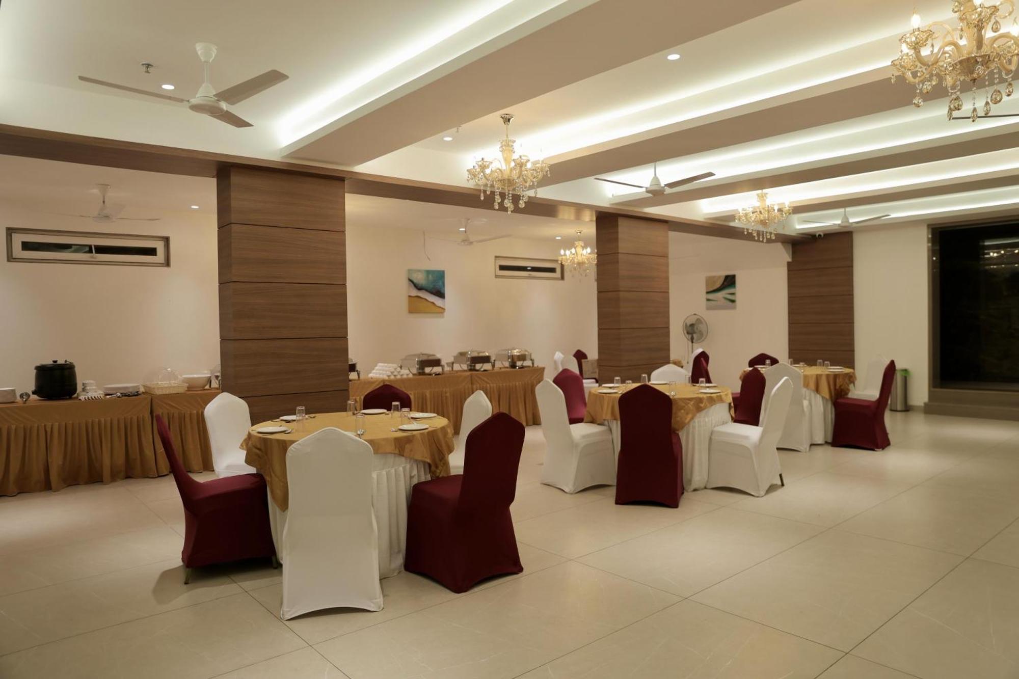 Hotel Carnival Parbhani Zewnętrze zdjęcie